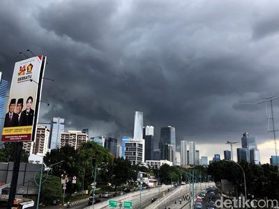 Gulungan Awan Hitam di Langit Jakarta Sebelum Hujan Deras
