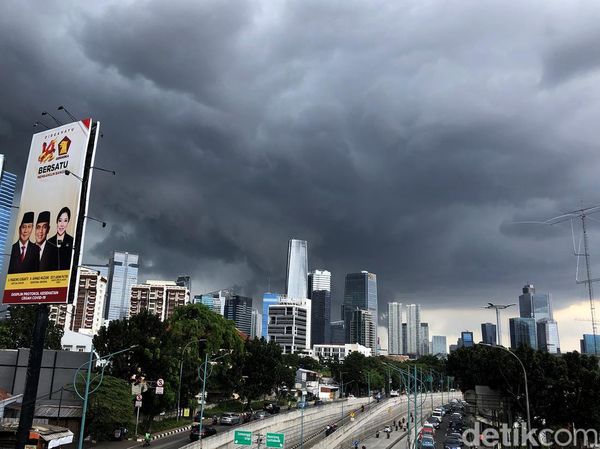 Gulungan Awan Hitam di Langit Jakarta Sebelum Hujan Deras