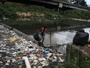 Hari Air Sedunia, Sungai di Brasil Ini Dipenuhi Sampah Hari Air Sedunia, Sungai di Brasil Ini Dipenuhi Sampah