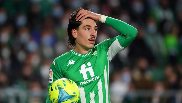 SEVILLE, SPAIN - JANUARY 02: Hector Bellerin of Real Betis reacts  during the LaLiga Santander match between Real Betis and RC Celta de Vigo at Estadio Benito Villamarin on January 02, 2022 in Seville, Spain. (Photo by Fran Santiago/Getty Images)