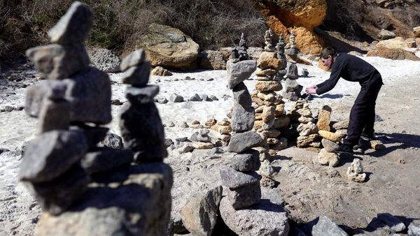 Masih Perang, Pria di Ukraina Nekat ke Pantai Demi Melakukan Ini