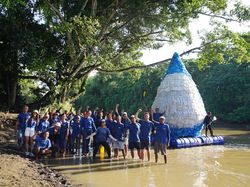 Kritik Pencemaran, LSM di Bali Bikin Instalasi Tetesan Air Raksasa dari Plastik