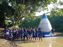 Kritik Pencemaran, LSM di Bali Bikin Instalasi Tetesan Air Raksasa dari Plastik