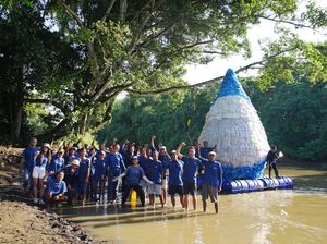 Kritik Pencemaran, LSM di Bali Bikin Instalasi Tetesan Air Raksasa dari Plastik Kritik Pencemaran, LSM di Bali Bikin Instalasi Tetesan Air Raksasa dari Plastik