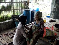 Cerita soal Polwan Rohimah, Pengasuh Nenek Sebatang Kara di Muara Gembong