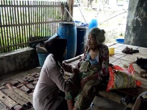 Cerita soal Polwan Rohimah, Pengasuh Nenek Sebatang Kara di Muara Gembong Cerita soal Polwan Rohimah, Pengasuh Nenek Sebatang Kara di Muara Gembong