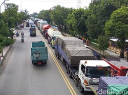 Jalur Pantura Macet Parah, Antrean Kendaraan di Pati Sampai Jembatan Juwana