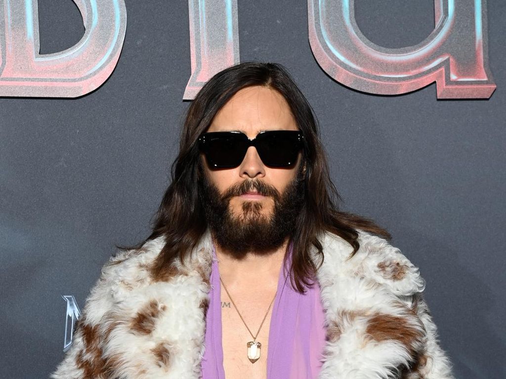 Gaya Nyentrik Jared Leto di Premier Morbius, Pamer Belahan Dada Gaya Nyentrik Jared Leto di Premier Morbius, Pamer Belahan Dada