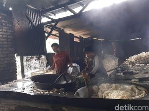 Jerit Perajin Kerupuk Surabaya Tatkala Minyak Goreng Curah Langka