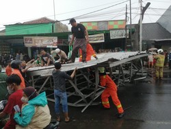 Kanopi Toko Ambruk Timpa Pemotor di Jaktim, Dua Orang Terluka