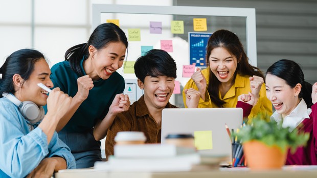Memiliki teman atau rekan yang memberi dampak positif sebagai kebiasaan dari Einstein.