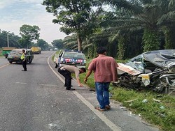 Ambulans Parpol Tabrak Truk Tronton di Batu Bara Sumut, Perawat Tewas