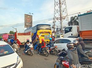 Macet Horor di Jalur Pantura Rembang-Pati Macet Horor di Jalur Pantura Rembang-Pati