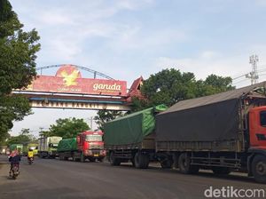 Curhat Sopir Truk Terjebak Kemacetan Parah di Pantura Rembang