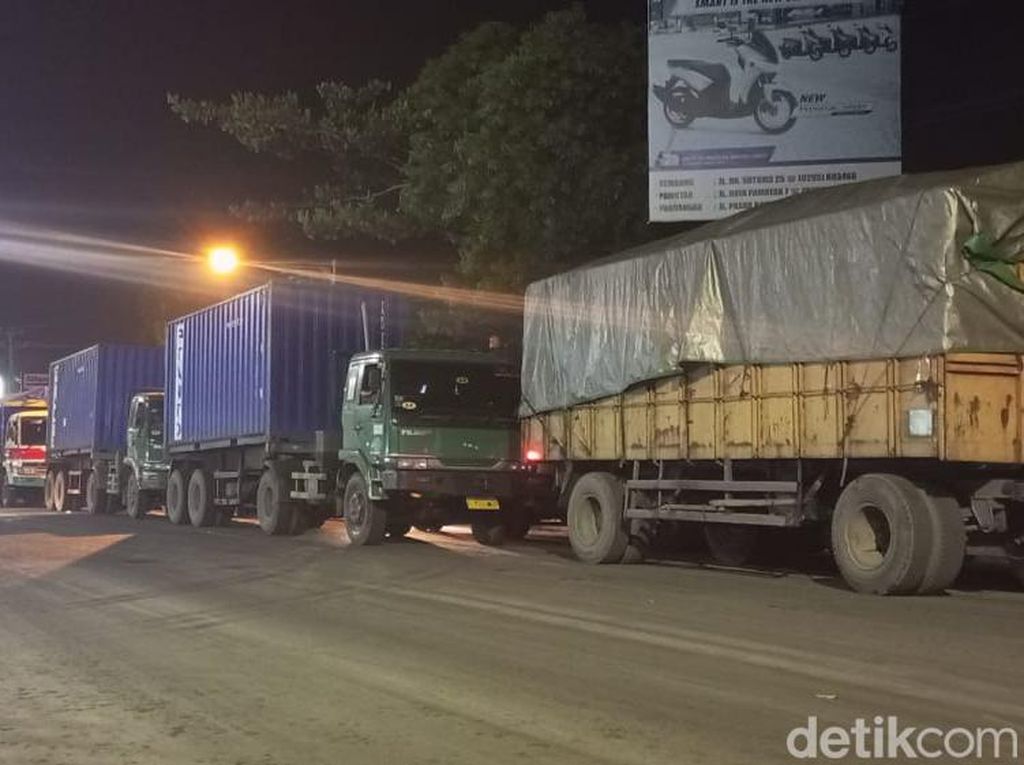 Jalur Pantura Masih Macet, Pengendara Curhat Terjebak 2 Jam di Rembang