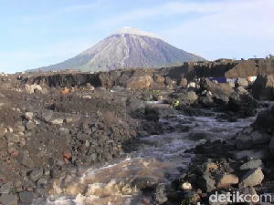 Tetap Siaga! Semeru Kembali Luncurkan Guguran Awan Panas Sejauh 4 KM Tetap Siaga! Semeru Kembali Luncurkan Guguran Awan Panas Sejauh 4 KM