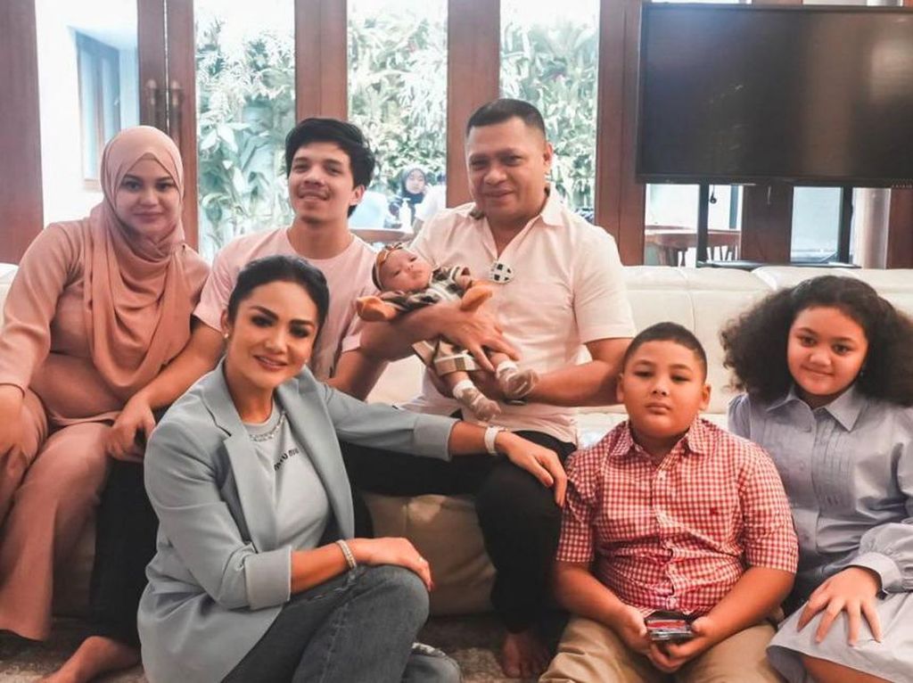 Raul Lemos di Jakarta, Gendong Anak Atta Halilintar dan Aurel Hermansyah