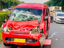 Angkot Tabrak Truk di Tol Tangerang-Merak, 14 Orang Luka-luka