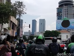 Traffic Light di Jalanan Surabaya Padam, Pengguna Jalan Kelabakan