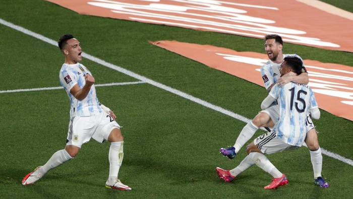 BUENOS AIRES, ARGENTINA - OCTOBER 10: Lionel Messi of Argentina celebrates with teammate Nicolás Gonzalez after scoring the first goal of his team during a match between Argentina and Uruguay as part of South American Qualifiers for Qatar 2022 at Estadio Monumental Antonio Vespucio Liberti on October 10, 2021 in Buenos Aires, Argentina. (Photo by Daniel Jayo/Getty Images)