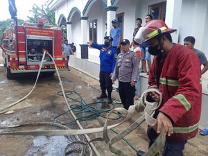 Pria Diduga Depresi Bakar Rumah Keluarga Lalu Bacok Tetangga di Serang Pria Diduga Depresi Bakar Rumah Keluarga Lalu Bacok Tetangga di Serang