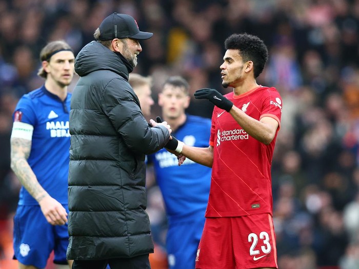 LIVERPOOL, ENGLAND - FEBRUARY 06: Liverpool manager Jurgen Klopp (l) congratulates debut player Luis Diaz after the Emirates FA Cup Fourth Round match between Liverpool and Cardiff City at Anfield on February 06, 2022 in Liverpool, England. (Photo by Clive Brunskill/Getty Images)