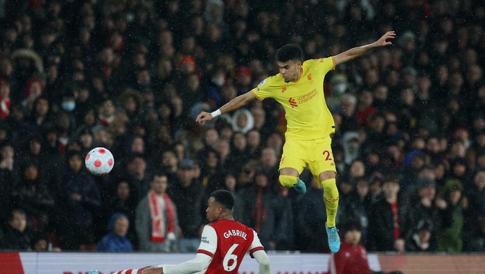 Soccer Football - Premier League - Arsenal v Liverpool - Emirates Stadium, London, Britain - March 16, 2022 Arsenals Gabriel in action with Liverpools Luis Diaz Action Images via Reuters/Paul Childs EDITORIAL USE ONLY. No use with unauthorized audio, video, data, fixture lists, club/league logos or live services. Online in-match use limited to 75 images, no video emulation. No use in betting, games or single club /league/player publications.  Please contact your account representative for further details.