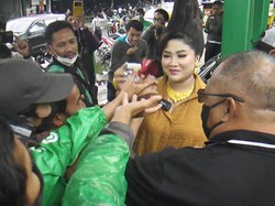 Sering Naik Ojek Online, Selebgram Ini Bagi-bagi Uang