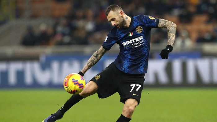 MILAN, ITALY - DECEMBER 12: Marcelo Brozovic of FC Internazionale in action during the Serie A match between FC Internazionale and Cagliari Calcio at Stadio Giuseppe Meazza on December 12, 2021 in Milan, Italy. (Photo by Marco Luzzani/Getty Images)