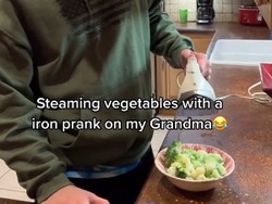 Masak Sayur Pakai Setrika, Cucu Ini Lakukan Prank ke Sang Nenek