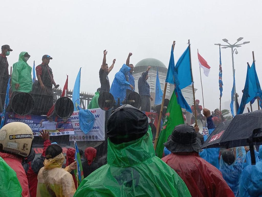 Massa Tolak UU Cipta Kerja Bertahan di Depan DPR Meski Hujan Deras