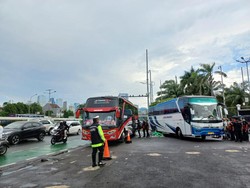 Pendemo Tuntut UU Cipta Kerja Batal di Depan DPR Bubar, Lalin Lancar