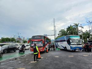 Pendemo Tuntut UU Cipta Kerja Batal di Depan DPR Bubar, Lalin Lancar Pendemo Tuntut UU Cipta Kerja Batal di Depan DPR Bubar, Lalin Lancar
