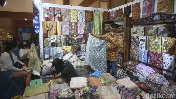 Melihat Produk Kerajinan di Pameran Inacraft 2022