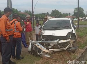 Bruk! Mobil Ringsek Dihantam Kereta Api di Cianjur