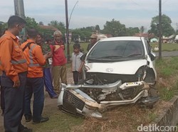 Bruk! Mobil Ringsek Dihantam Kereta Api di Cianjur