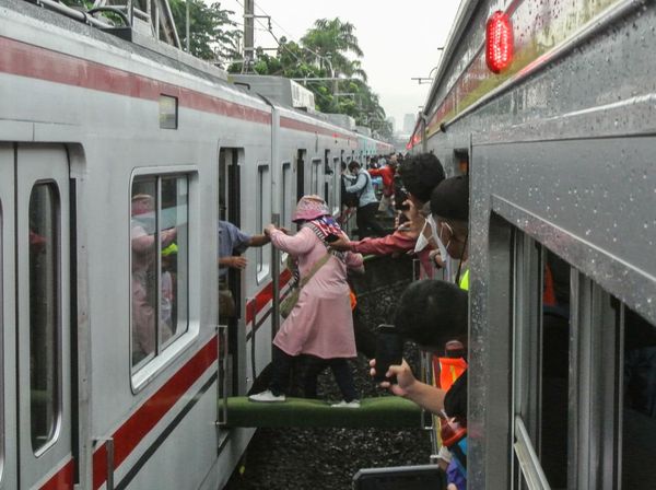 Momen Penumpang Pindah KRL Gegara Gangguan Listrik