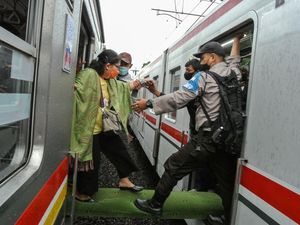Keluhan Penumpang Mengemuka Buntut KRL Alami Gangguan Keluhan Penumpang Mengemuka Buntut KRL Alami Gangguan