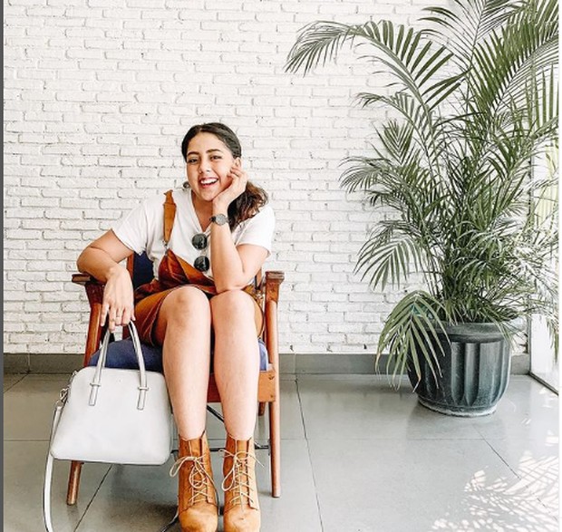 Nessie Judge/Foto : instagram.com/nessiejudge Tidak hanya outfit berwarna gelap, Nessie Judge kerap menampilkan gaya edgy dengan outfit berwarna terang