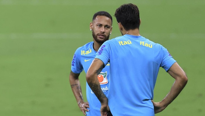 MANAUS, BRAZIL - OCTOBER 13: Neymar Jr (L) talks with Lucas Paqueta during a Brazils training session at Amazonia Arena on October 13, 2021 in Manaus, Brazil. (Photo by Buda Mendes/Getty Images)