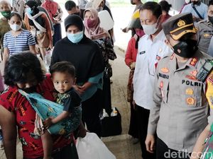 Truk Pembawa Migor Curah Datang, Warga Bojonegoro Antre Lebih dari 7 Jam
