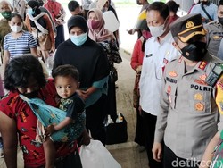 Truk Pembawa Migor Curah Datang, Warga Bojonegoro Antre Lebih dari 7 Jam