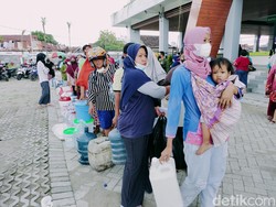 Warga Kota Minyak Bojonegoro Antre Berjam-jam untuk Beli Migor Curah