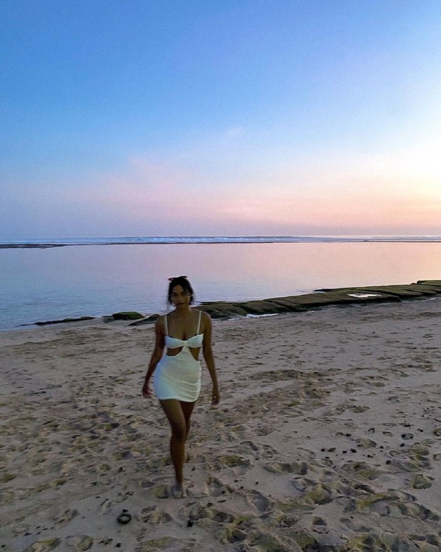 Outfit bikini/instagram.com/sarahtumiwa Sangat menyukai pantai, berikut outfit Sarah saat mengenakan bikini.