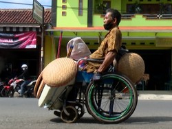 Mari Bantu Pak Bejo Penjual Sapu Disabilitas Dapat Kursi Roda Baru