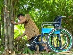 Tegarnya Pak Bejo Tempuh Puluhan Km dengan Kursi Roda Demi Jualan Sapu