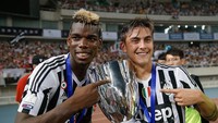 Ini kenangan Dybala dengan Paul Pogba, yang kini main di Man United dan juga akan habis kontrak di musim panas, saat juara Piala Super Italia 2015. Foto: Getty Images/Lintao Zhang
