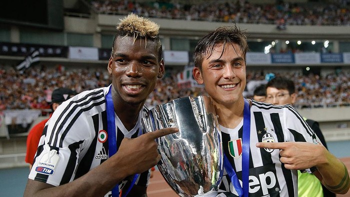 SHANGHAI, CHINA - AUGUST 08:  Paul Labile Pogba (L) and Paulo Dybala of Juventus celebrates with the trophy after winning the Italian Super Cup final football match between Juventus and Lazio at Shanghai Stadium on August 8, 2015 in Shanghai, China.  (Photo by Lintao Zhang/Getty Images)