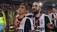 Dybala bersama Higuain, yang kini main di MLS, saat juara Coppa Italia 2017. Foto: Getty Images/Paolo Bruno