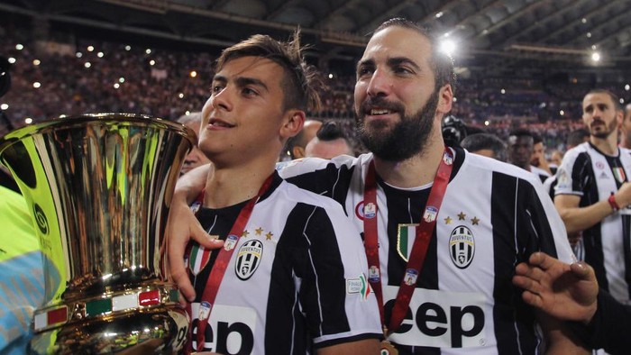 ROME, ITALY - MAY 17:  Paulo Dybala and Gonzalo Higuain of Juventus FC celebrates with the trophy after winning the TIM Cup Final match against SS Lazio and Juventus FC at Olimpico Stadium on May 17, 2017 in Rome, Italy.  (Photo by Paolo Bruno/Getty Images)
